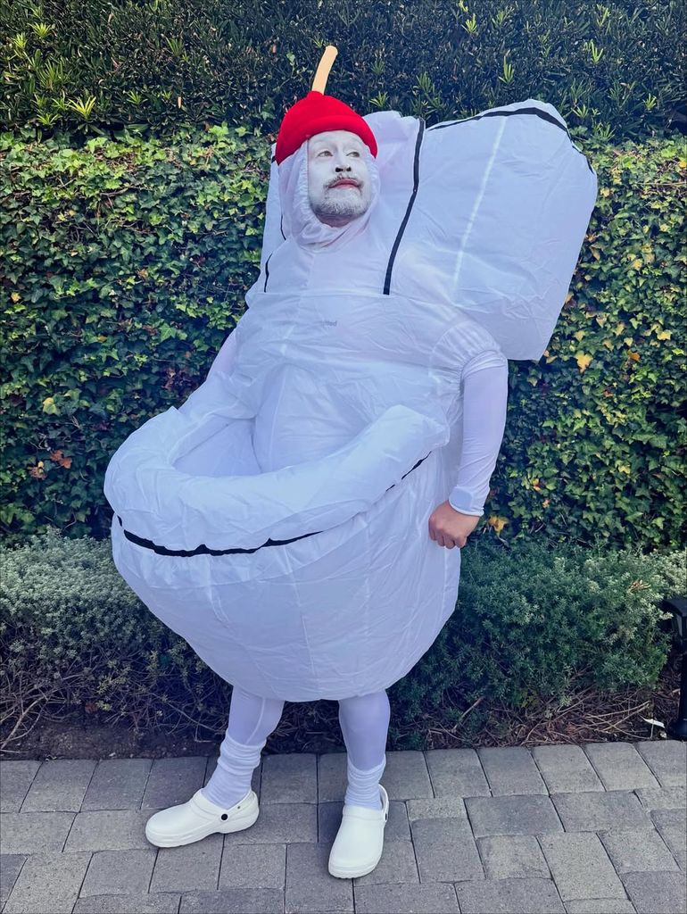 Macaulay Culkin disfrazado de inodoro para Halloween, 2025.