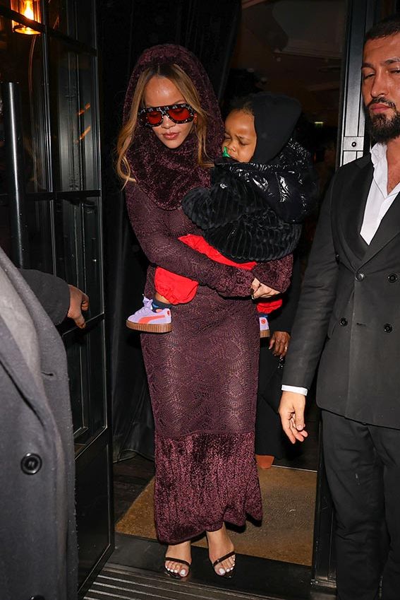 Rihanna con su hijo RZA en París