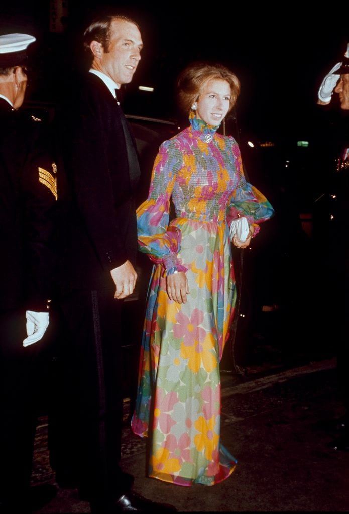 Plano entero de La princesa Ana y Mark Phillips en un evento con vestido estampado de flores