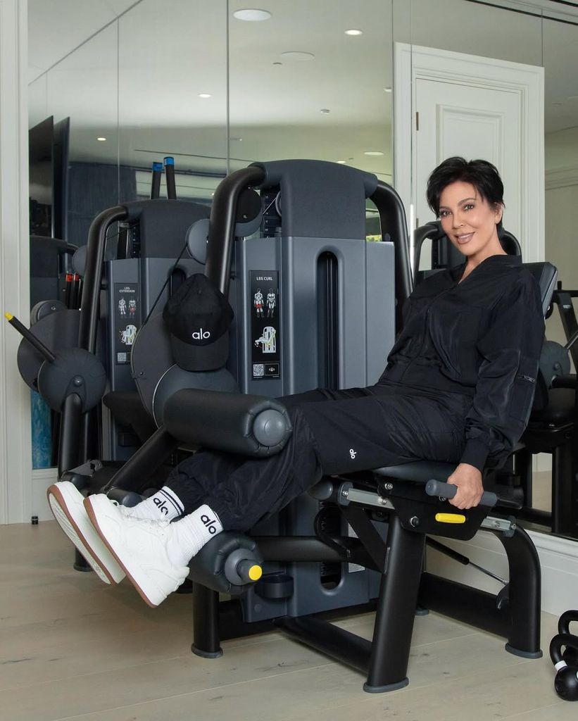 Kris Jenner entrenando en su gimnasio