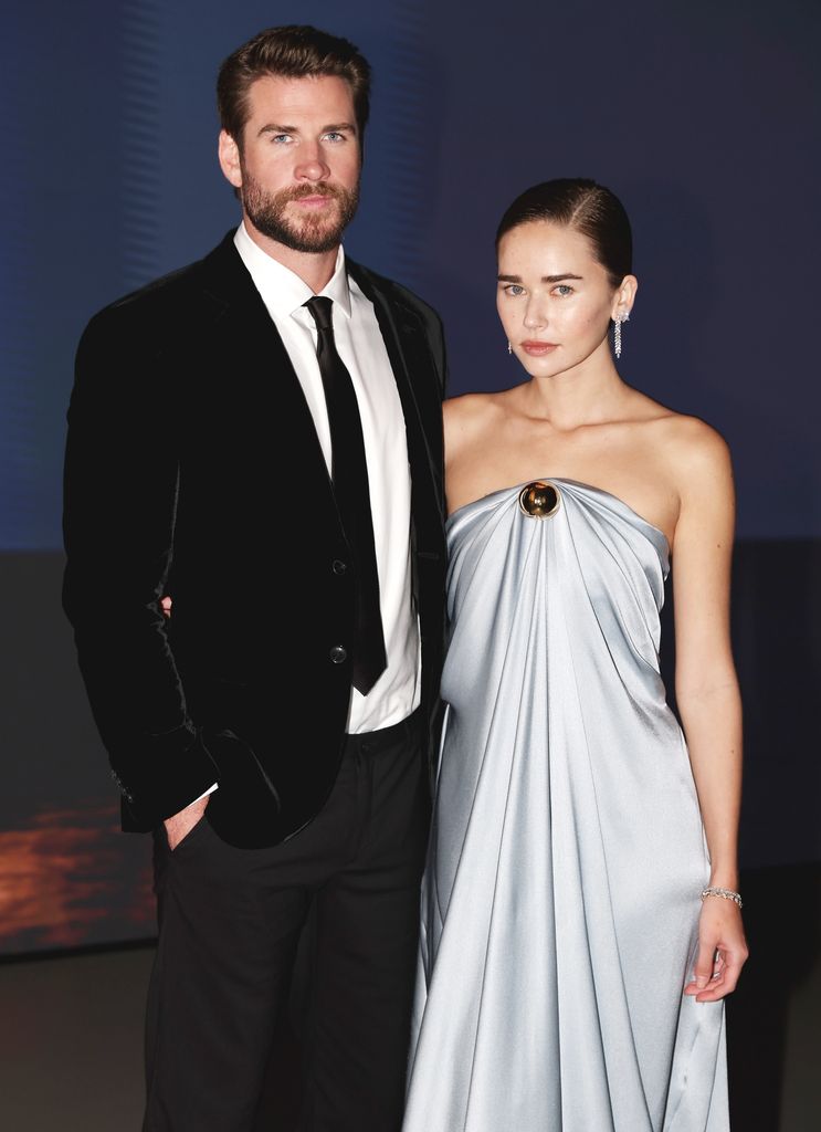 Liam Hemsworth y Gabriella Brooks en la gala de la National Gallery of Victoria en Melbourne, Australia, el 2 de diciembre de 2023