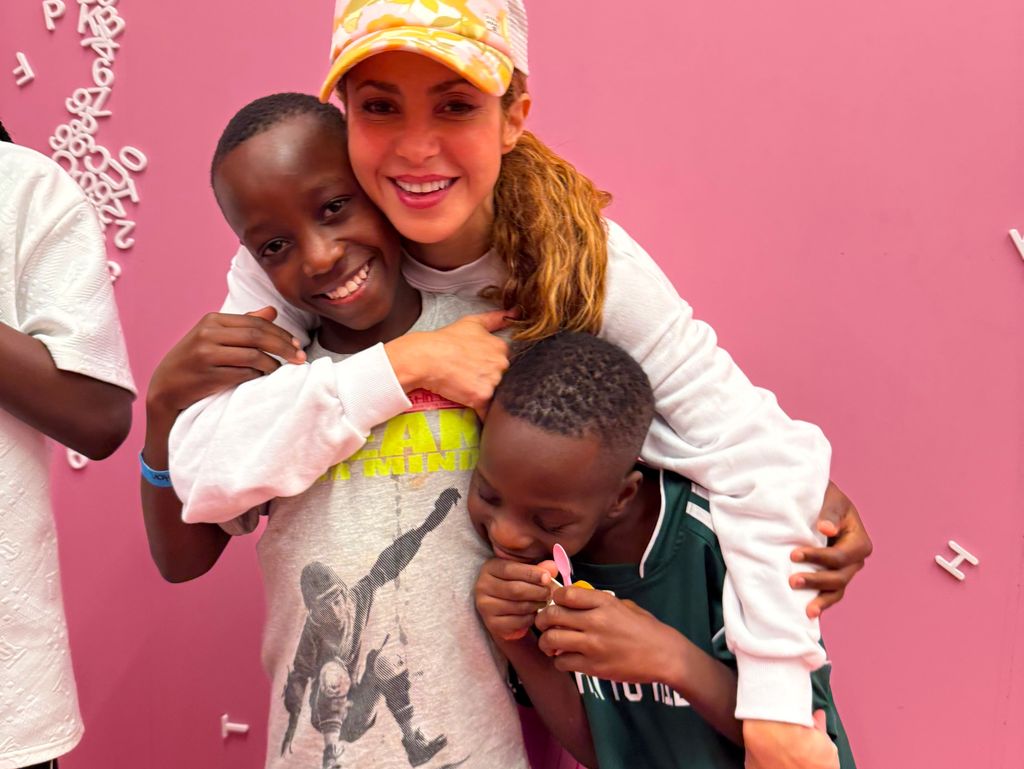 Shakira compartió algunos momentos juntos a los niños del grupo de baile Ghetto Kids.