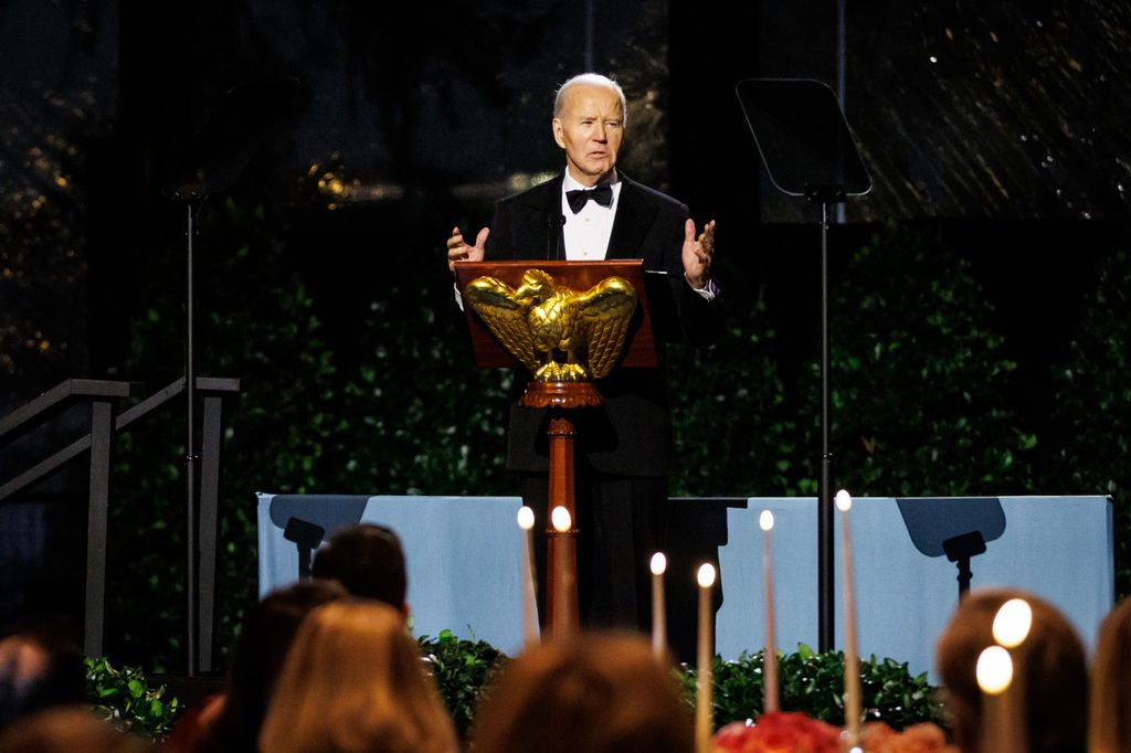 Plano medio de Joe Biden dando un discurso en una cena en la Casa Blanca