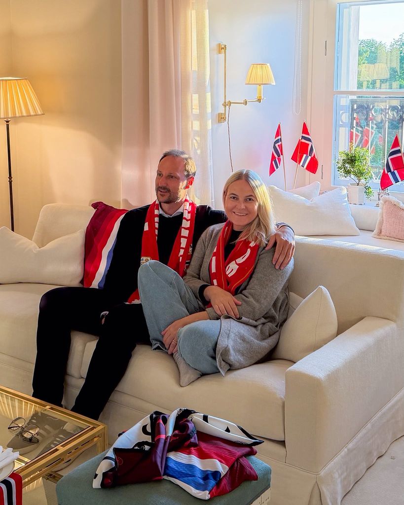 Los príncipes Haakon y Mette-Marit apoyando a la selección noruega en el Mundial 2026