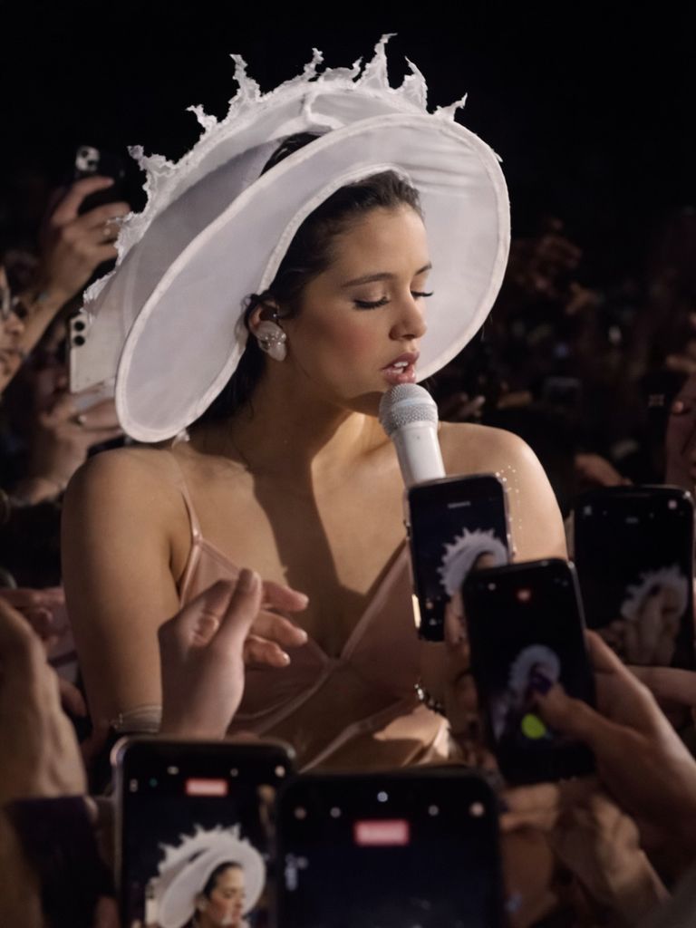 Rosalía durante su gira LUX con un tocado de Vivascarrion