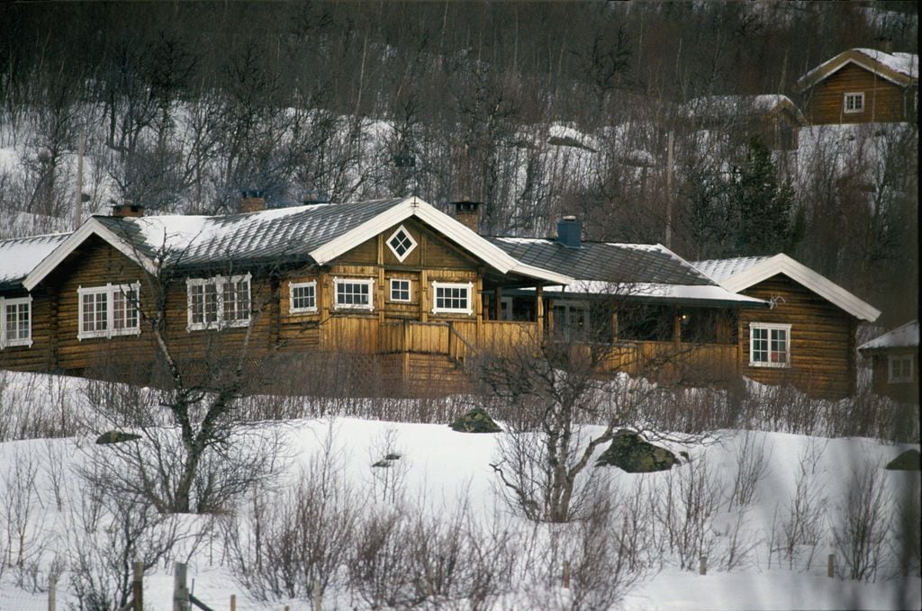 La Casa Real Noruega suele pasar sus vacaciones de Pascua en Sikkilsdalen, en la que se conoce como la Cabaña del Príncipe, una propiedad que fue regalada por los reyes suecos al rey Olav, el padre del rey Harald, cuando todavía era el heredero de la corona




This text has been automatically translated!