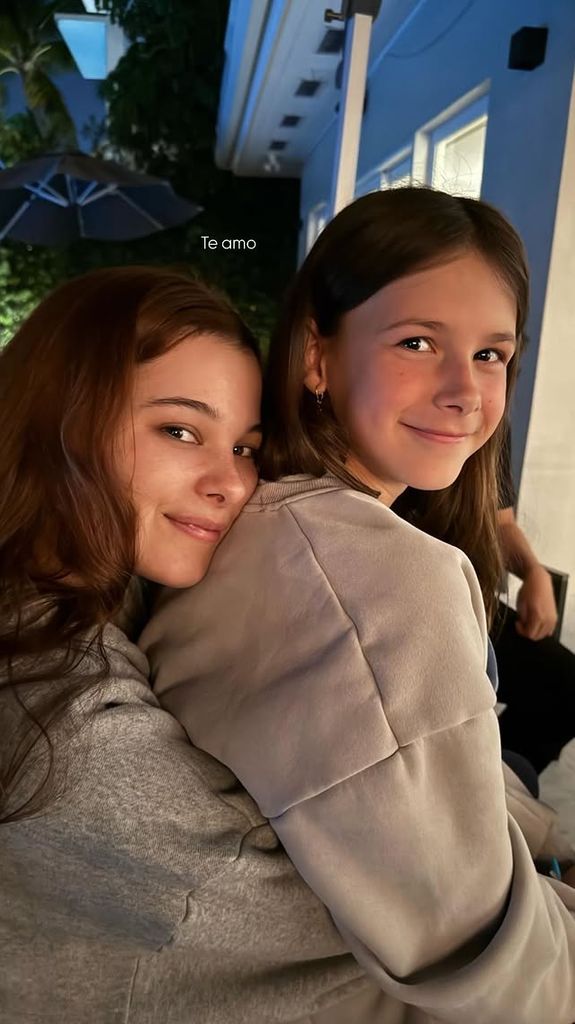Manuela, la hija mayor de Alejandro Sanz, publicó esta linda foto junto a su hermanita Alma. 