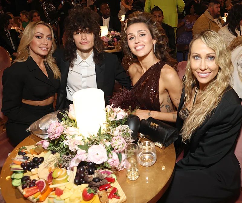 Miley Cyrus con su madre, su novio y su hermana Brandi