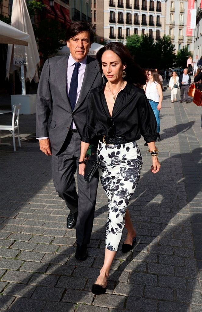 Amparo Corsini, pura elegancia en el Teatro Real con una falda midi y bailarinas muy cómodas