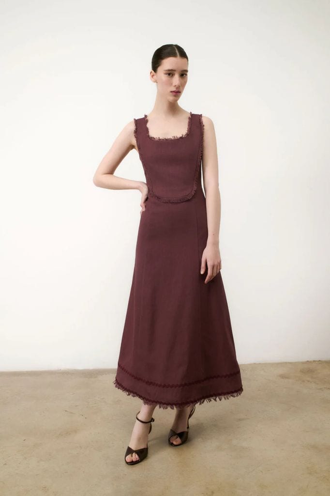 Vestido de invitada de lino en color berenjena de Martín Alcalde Studio