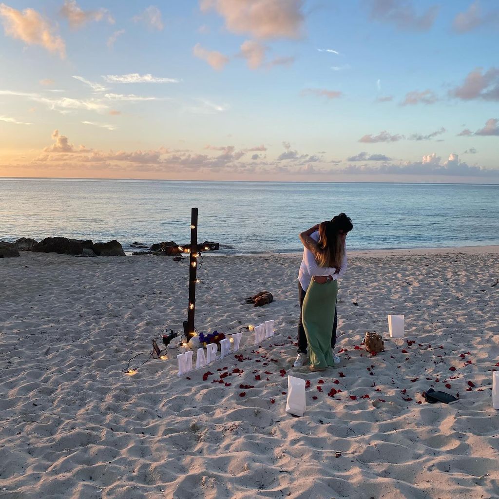 Toño JR. y Andrea Baumgartner se comprometieron frente al mar en agosto del año pasado