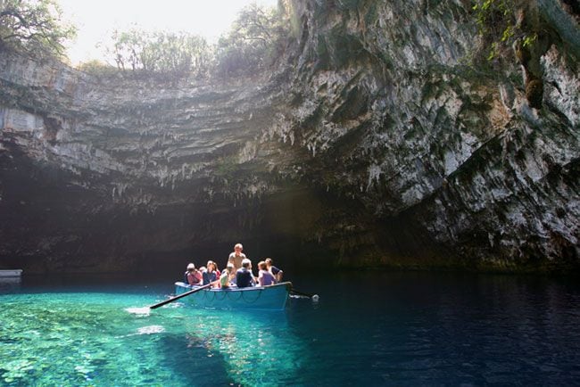 ARGOSTOLI: La isla griega de Cefalonia esconde una de las playas más bonitas del mundo: Myrtos. Además, la mágica cueva de Melissani te dejará sin palabras.
