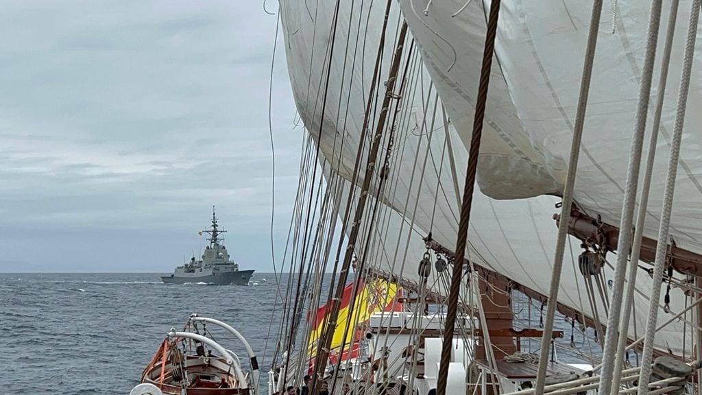 Elcano y la fragata Blas de Lezo en su encuentro en alta mar 