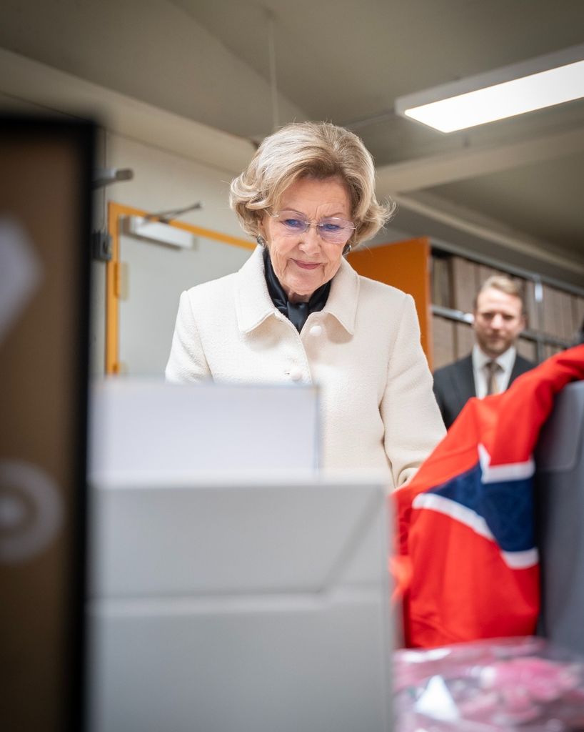 La reina Sonia en su visita al Archivo Nacional de Sognsvann, en Oslo