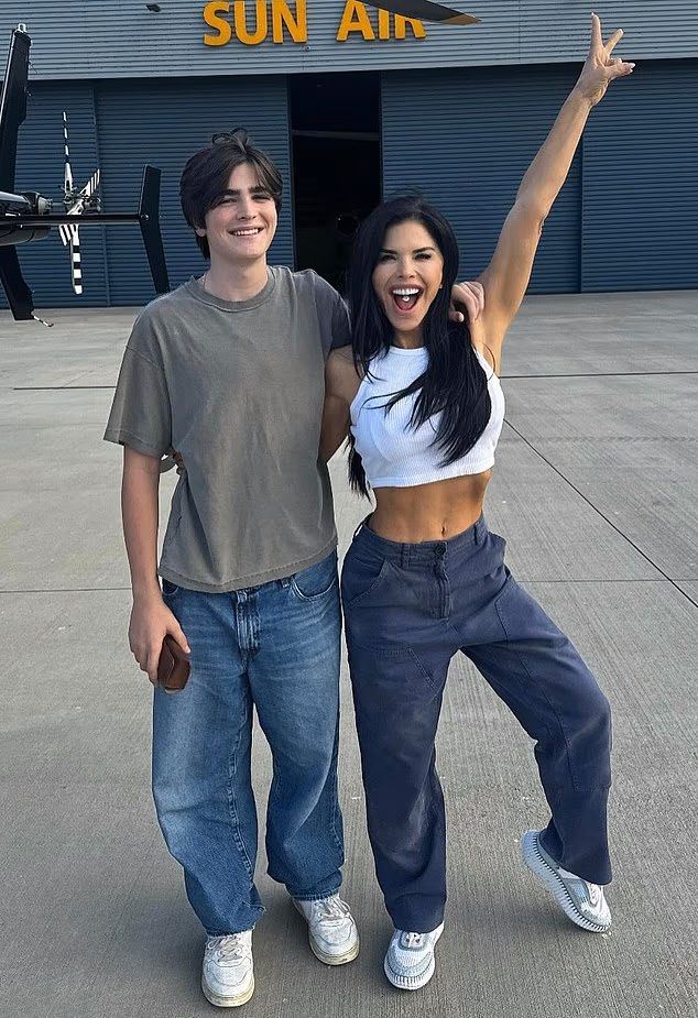 Lauren Sánchez con su hijo Evan, de 19 años