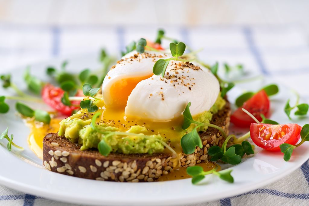 Tostada de aguacate con huevo poché