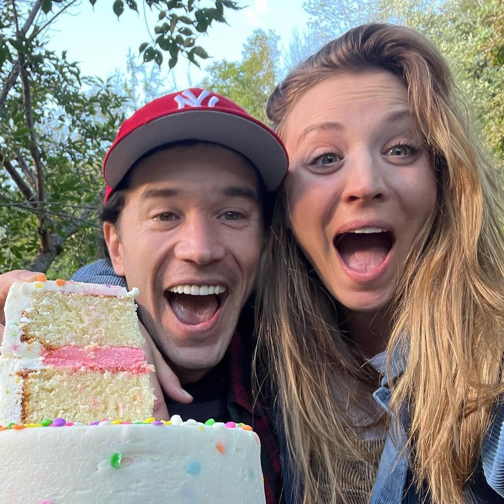 kaley cuoco y tom pelphrey