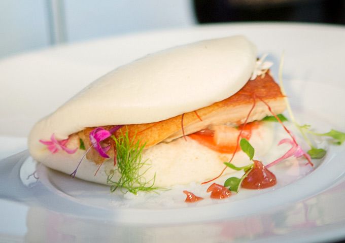 Carlos Maldonado ultima su tapa 'Bao de cochinillo confitado', un bocado que el ganador de Masterchef ha creado inspirándose en el trabajo de Joan Roca (especialmente, en las giras gastronómicas a través de distintas ciudades del mundo que el chef de 'El Celler de Can Roca' ha realizado junto a su equipo durante los veranos de 2014 y 2015).
