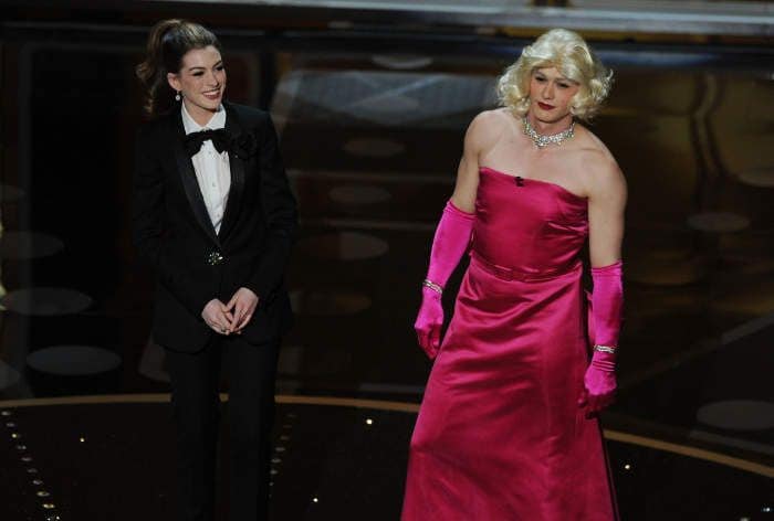 Los presentadores James Franco y Anne Hathaway
