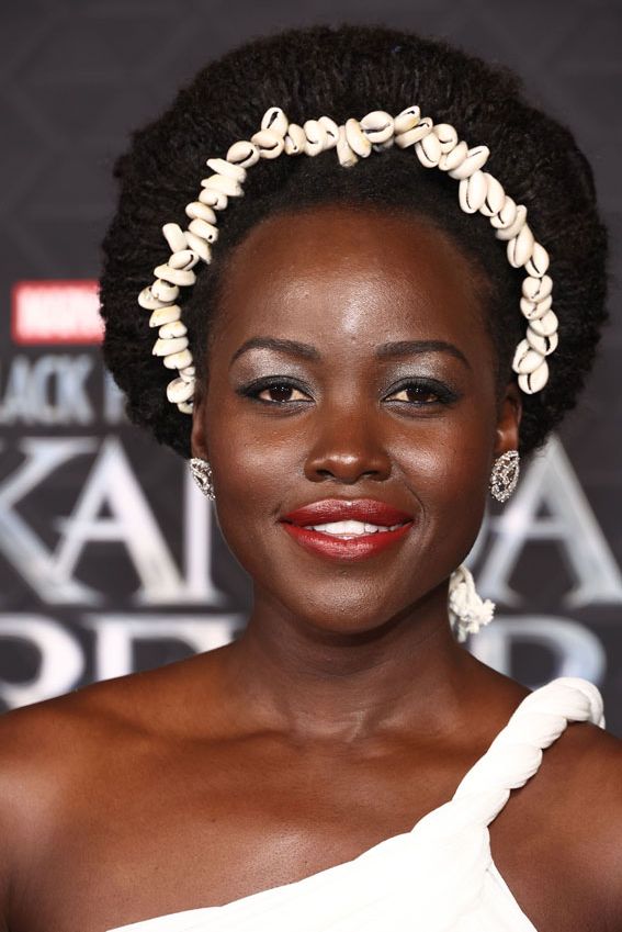 Lupita Nyong'o, en el estreno de Black Panther:Wakanda Forever con afro de conchas marinas y ganchillo