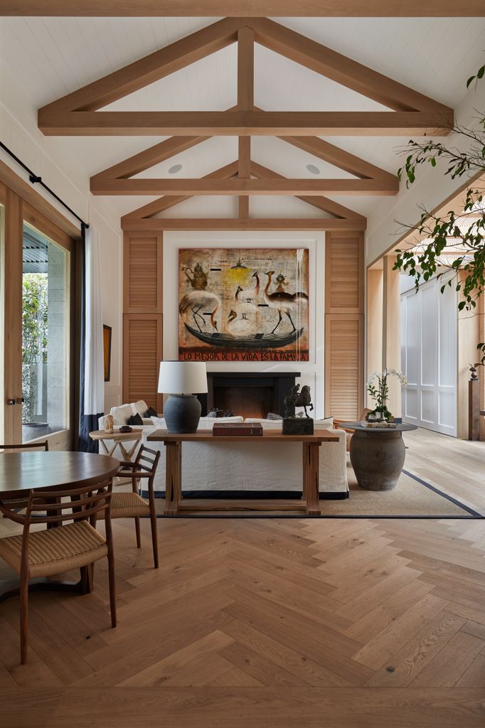 Salón con suelo de madera