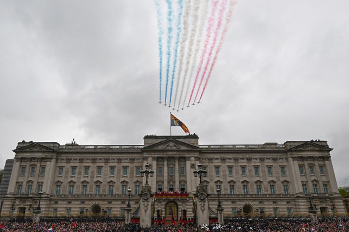 Carlos III se asoma por primera vez, como monarca del Reino Unido, al balcón del Palacio de Buckingham