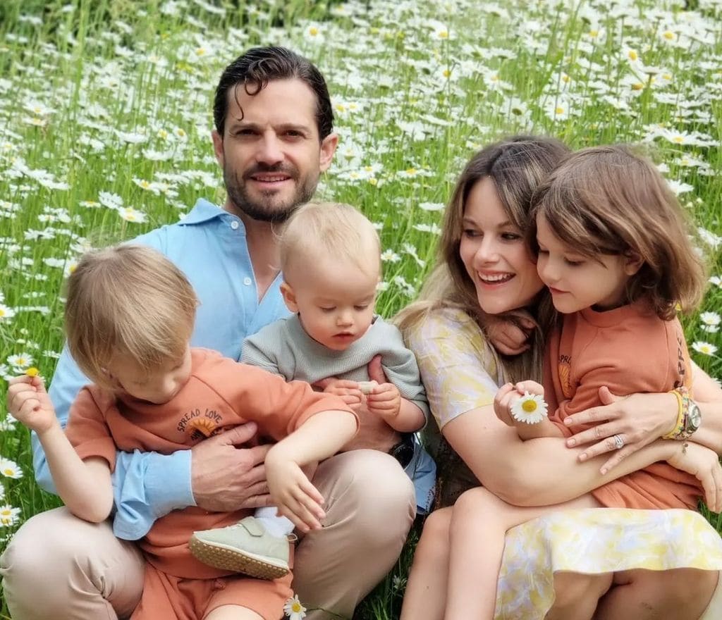 Carlos Felipe y Sofia de Suecia con sus tres hijos