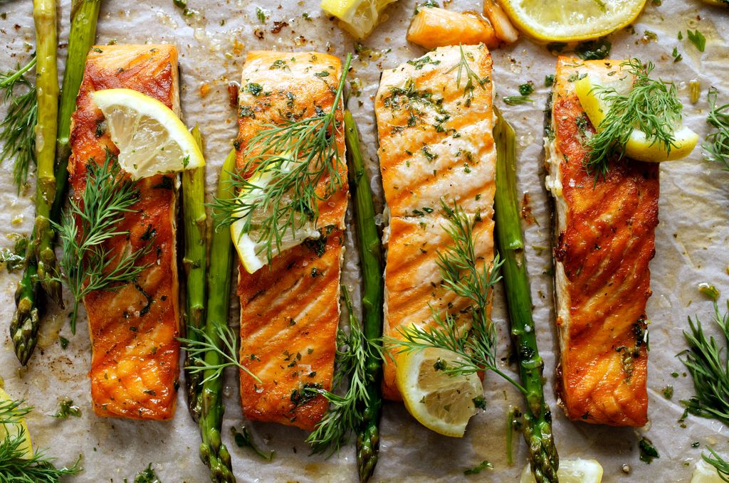 Salmón al horno con espárragos.