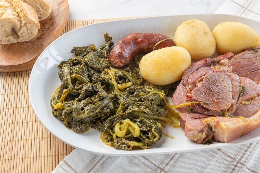 Los grelos son los brotes tiernos, tallos y hojas de la planta del nabo, y se toman en platos gallegos emblemáticos como el cocido o el lacón.