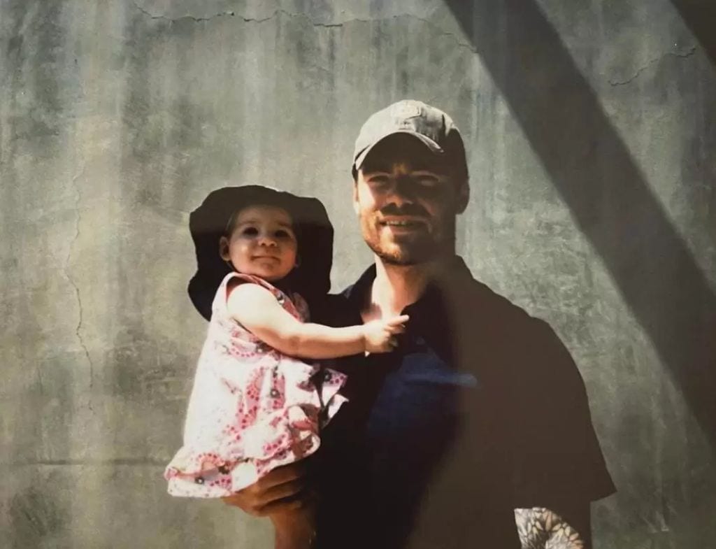 Gabriel Basso con su hija
