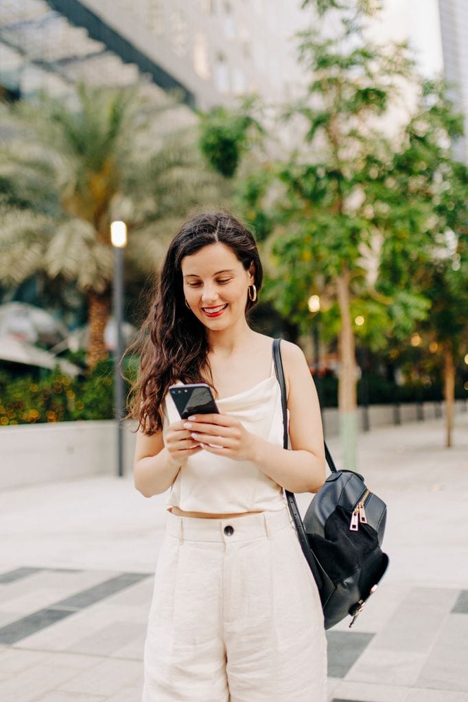 chica mirando movil
