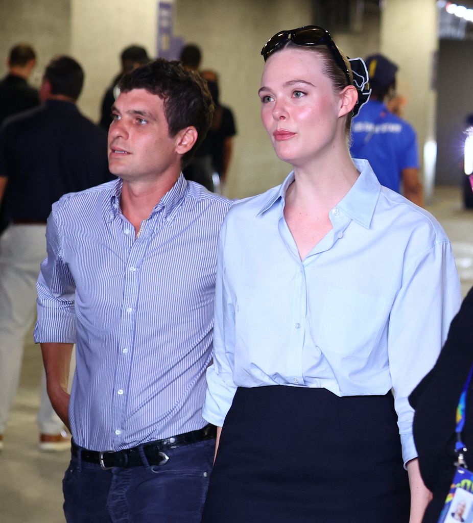 Elle Fanning y Gus Wenner llegando.
