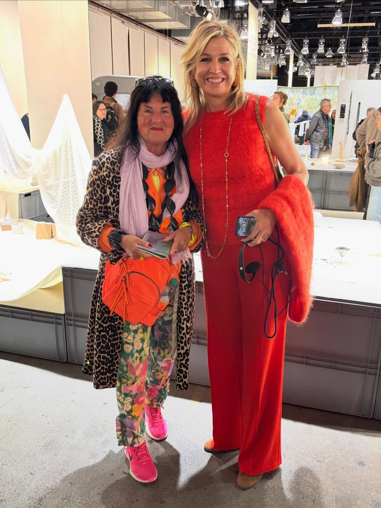 La diseñadora Ineke Otte se inmortaliza con Máxima para el recuerdo