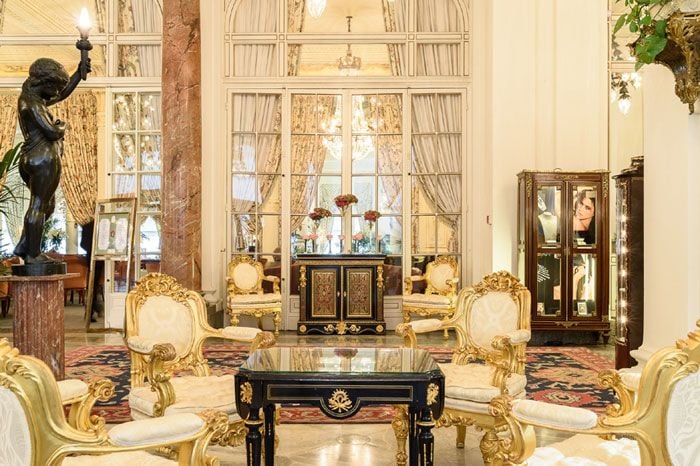 Pese al paso de los años conserva su esencia de Palacio, a la que la propia página web del hotel se refiere como "ni pasada de moda ni pomposa, sino profundamente elegante" © Hôtel du Palais
