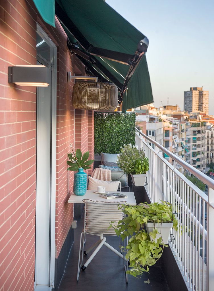 Los toldos en los meses cálidos pueden reducir la temperatura interior hasta 5 °C, al bloquear buena parte de la radiación solar antes de que entre en la vivienda