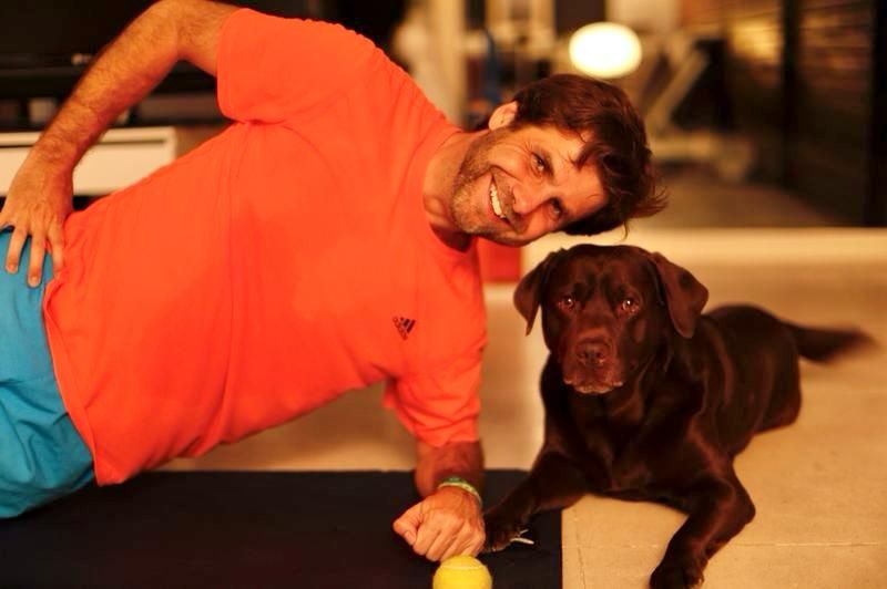 Luis Carvajal Hoyos con su perro Api
