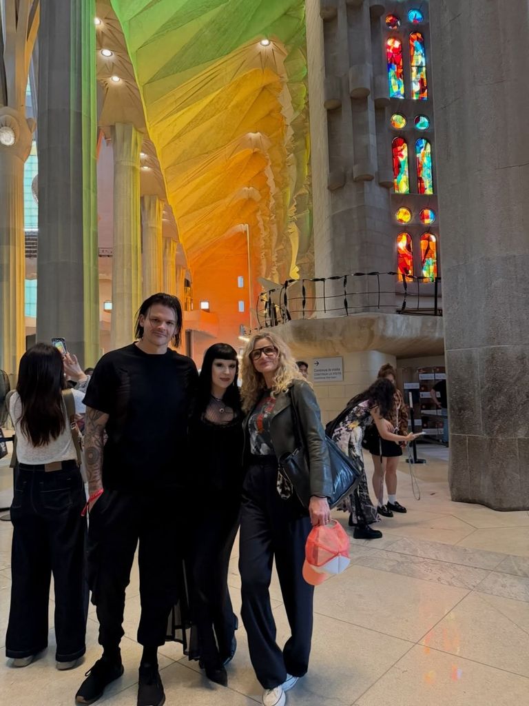 Travis, Angelina y Kyra en el interior de la Sagrada Familia