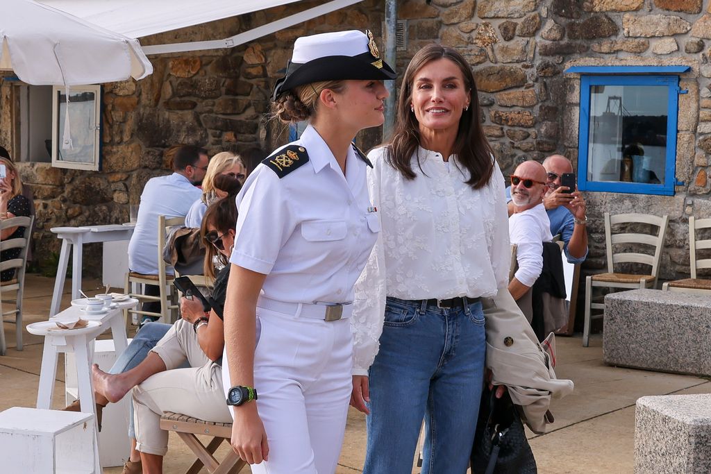 La reina Letizia recupera la blusa bohemia que comparte con Leonor en su escapada a Galicia