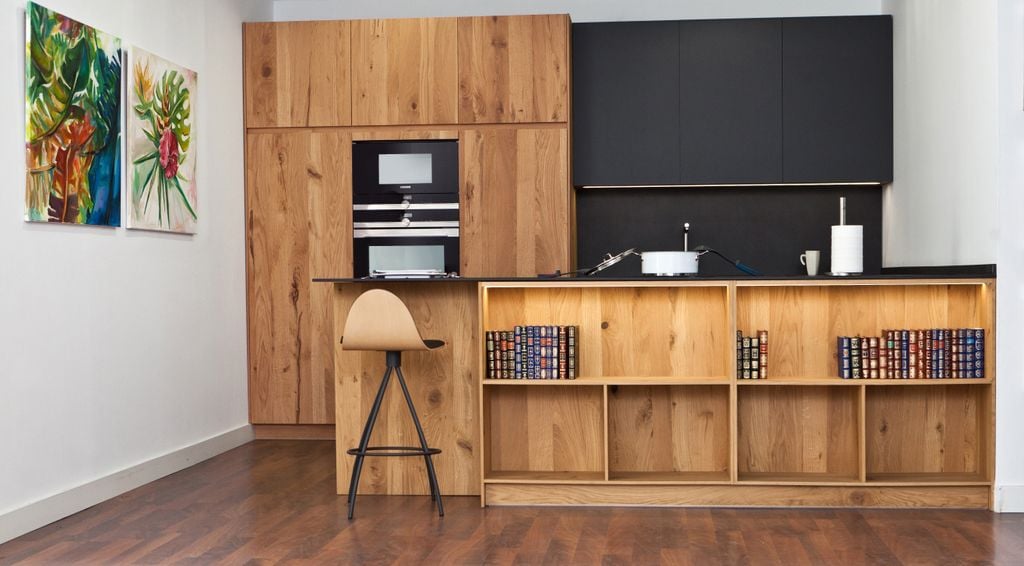 Cocina polivalente con zona de desayuno y área de lectura