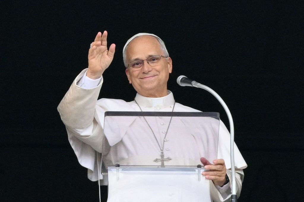 El papa León XIV saluda desde la ventana del Palacio Apostólico a los fieles en la Plaza de San Pedro durante la oración del Ángelus el 18 de octubre.