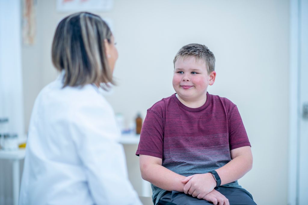 Niño con sobrepeso en la consulta del médico