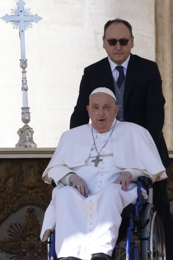 El Papa Francisco acompañado de su enfermero en la Plaza de San Pedro, el 6 de abril de 2025, en la misa por el Jubileo de los Enfermos.