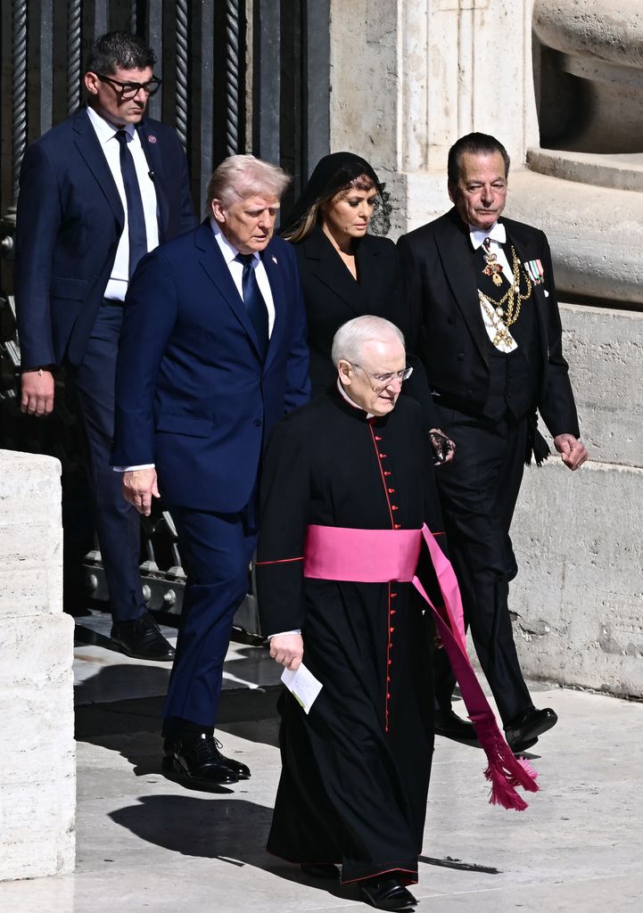 Donald Trump y Melania Trump llegando a la Plaza de San Pedro 