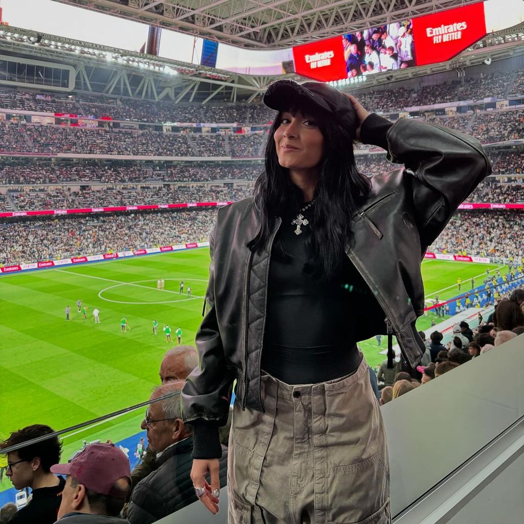 Aitana posando en el Santiago Bernabéu durante un partido de fútbol