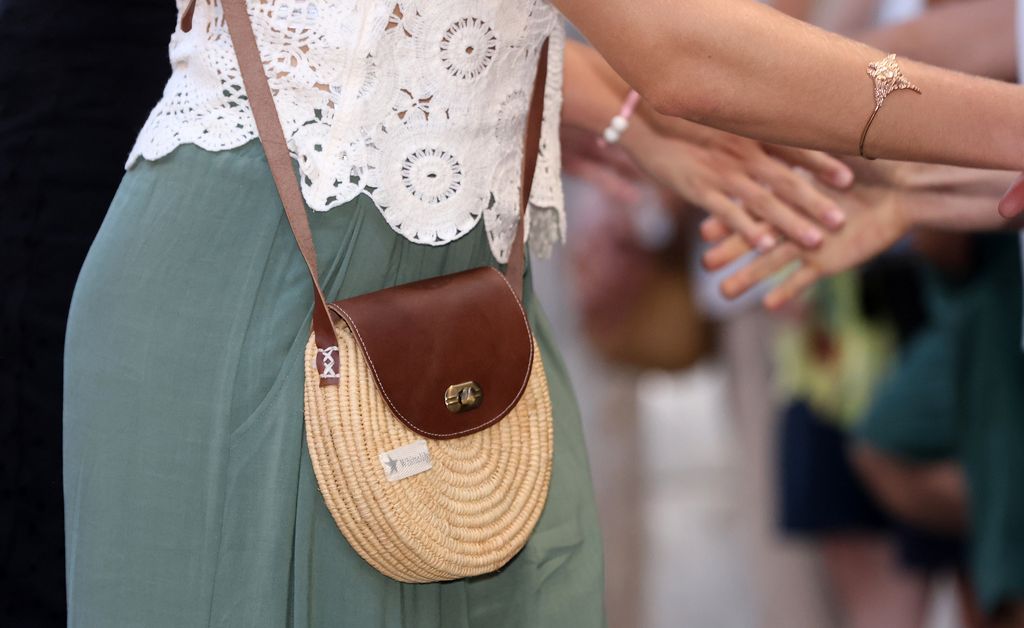La princesa Leonor en Mallorca con bolso de rafia y brazalete de Suma Cruz
