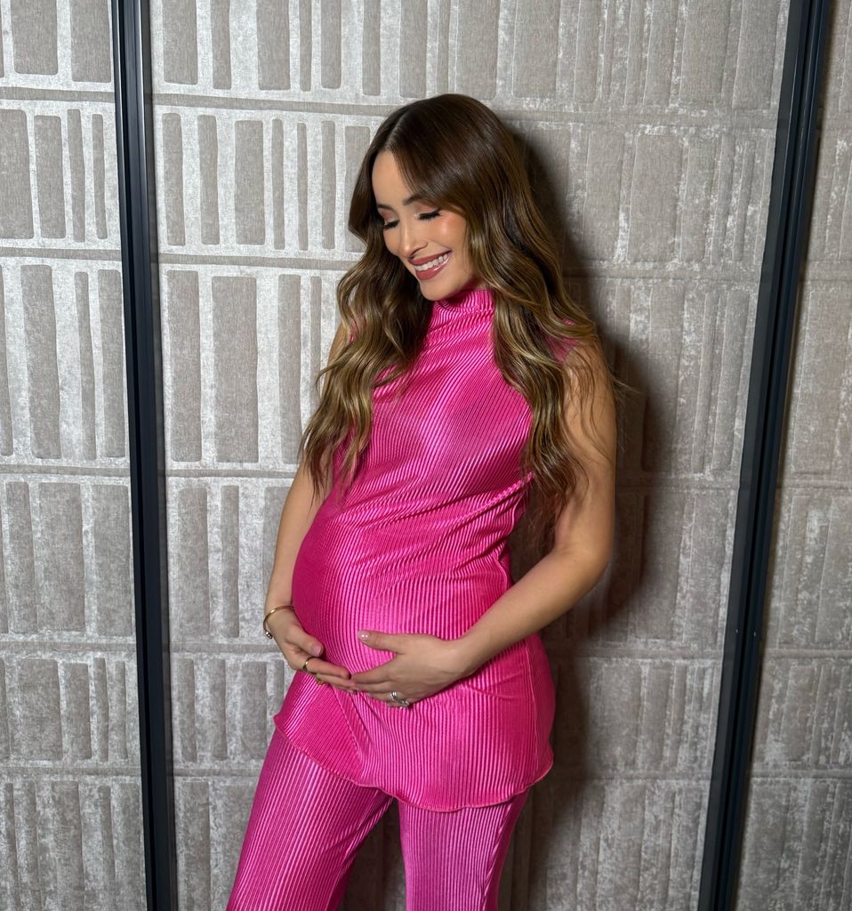 Carlos Rivera le lanzó un lindo elogio a su esposa Cynthia y su bebé en camino.