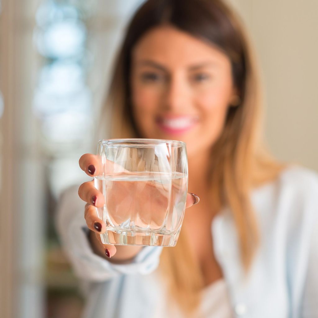 mujer con vaso de agua