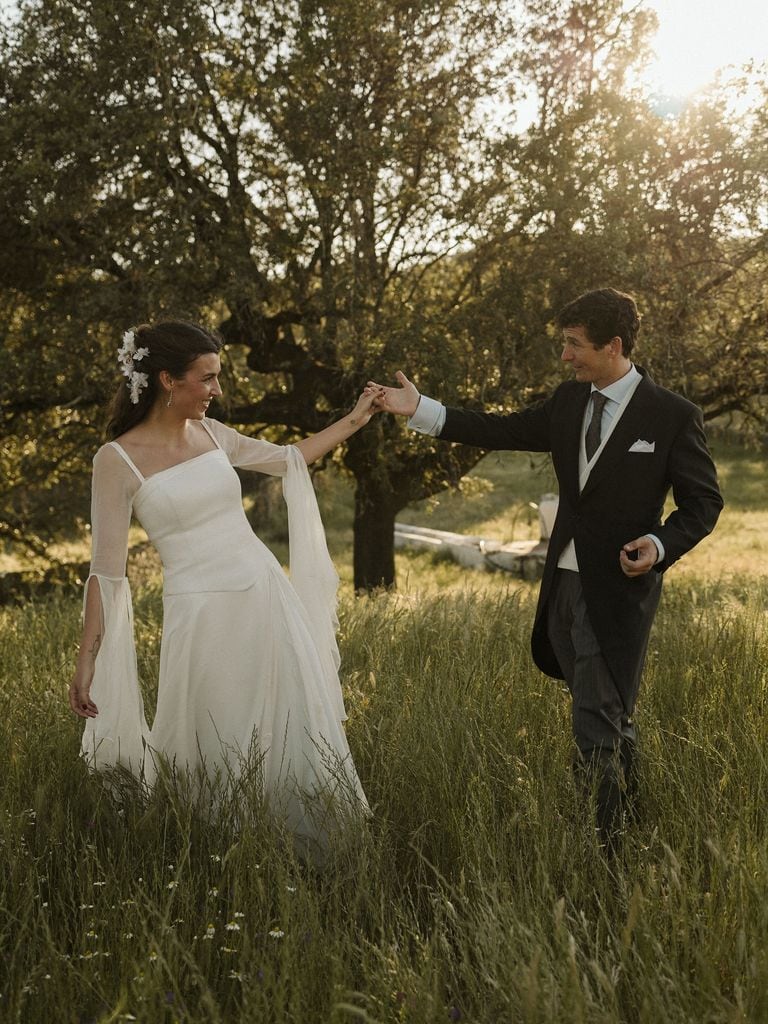 Semirrecogido con flores para novias Patricia Cadaval
