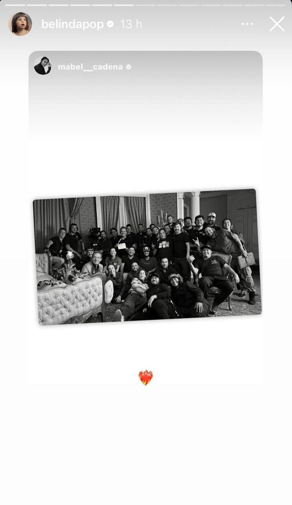Belinda con el elenco y el equipo de producción.