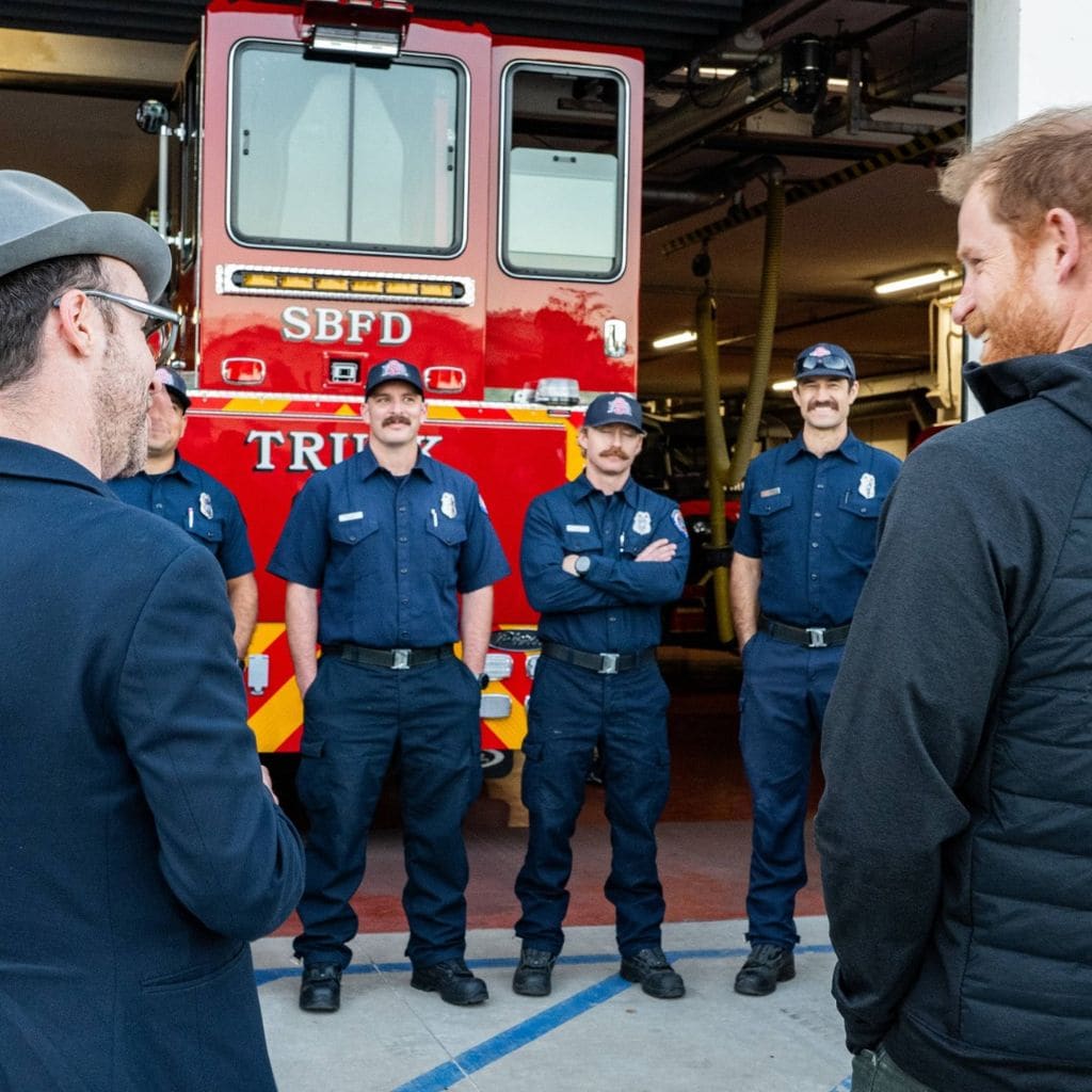 El príncipe Harry, duque de Sussex, y John Mills, cofundador y CEO de Watch Duty, pasaron tiempo en las estaciones de bomberos locales de Santa Bárbara viendo las realidades que entran en la respuesta de emergencia: revisando camiones de cepillos y todoterreno de rescate, así como drones de búsqueda y rescate térmicos